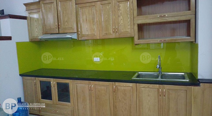 kính màu ốp bếp anh Tố Tô Vĩnh Diện